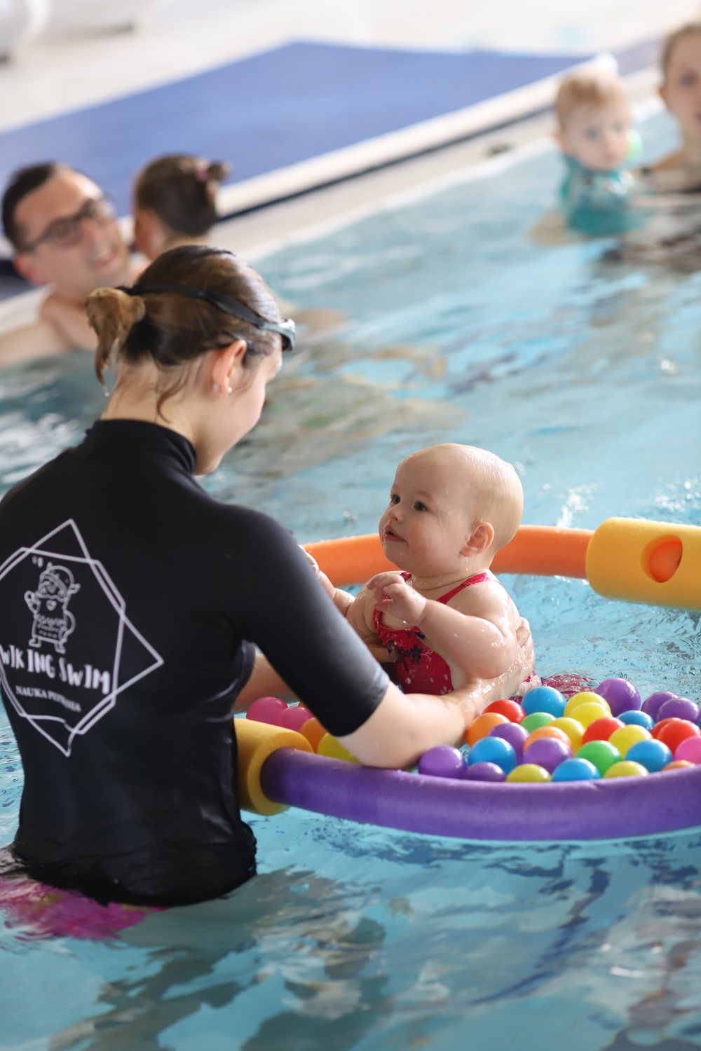 Dziecko na zajęciach AquaBaby z pomocami do nauki