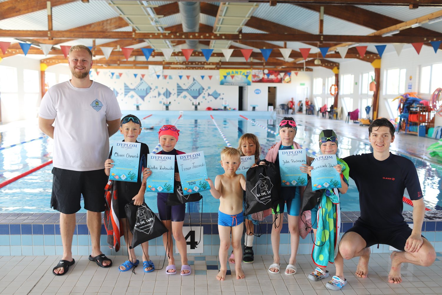 Dzieci po zajęciach Wiking Swim z instruktorami